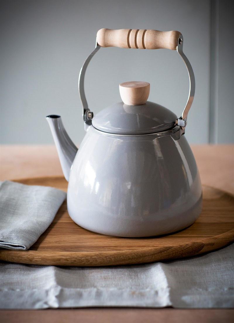 Teple šedá smaltovaná konvice na čaj s dřevěnými doplňky | Bella Rose