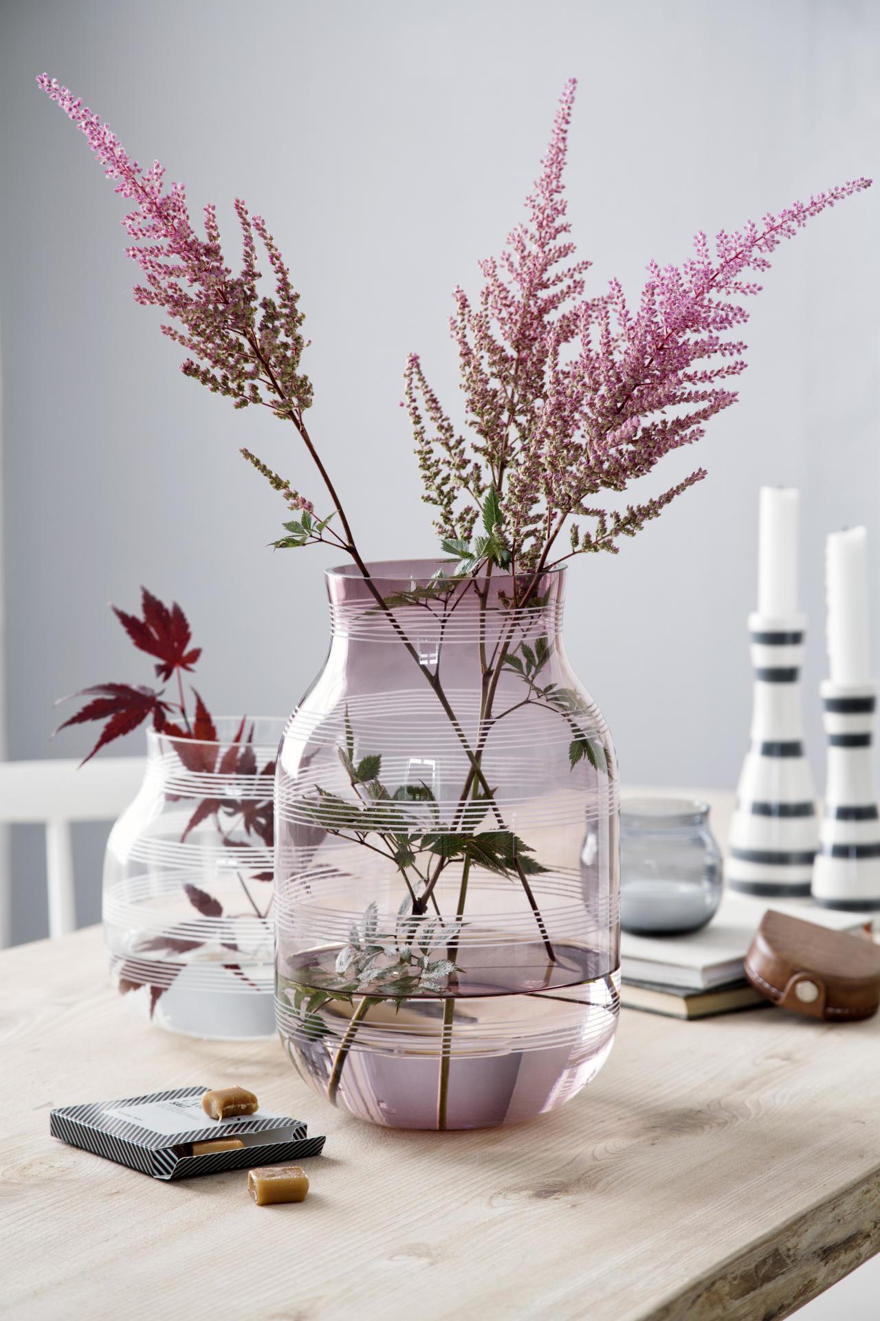 Skleněná váza Omaggio s pruhy ve švestkové barvě | Bella Rose