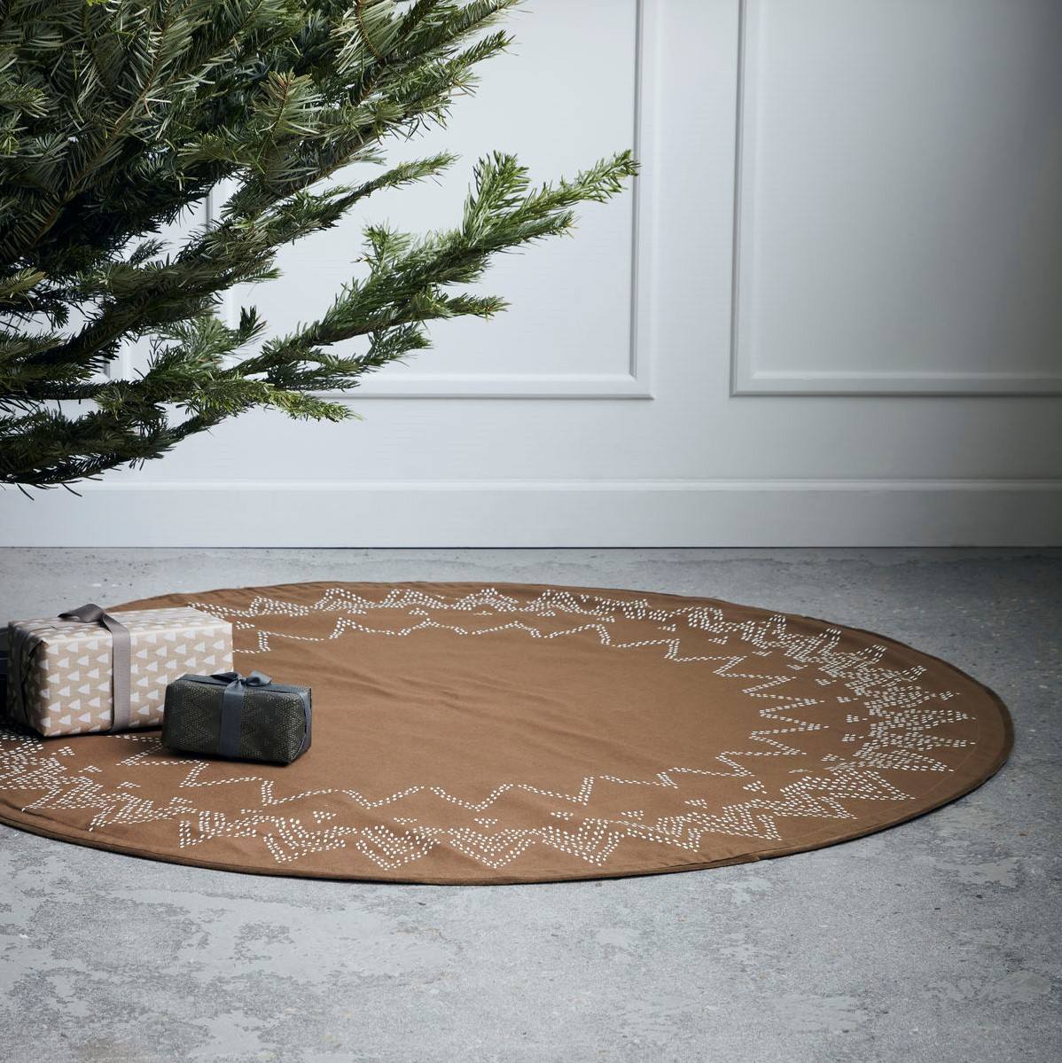Bavlnený koberec pod vianočný stromček Noel Brown | Bella Rose